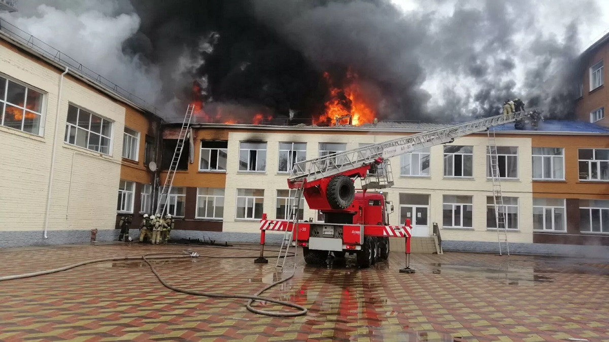 Крупный пожар в павлодарской школе: пострадала педагог