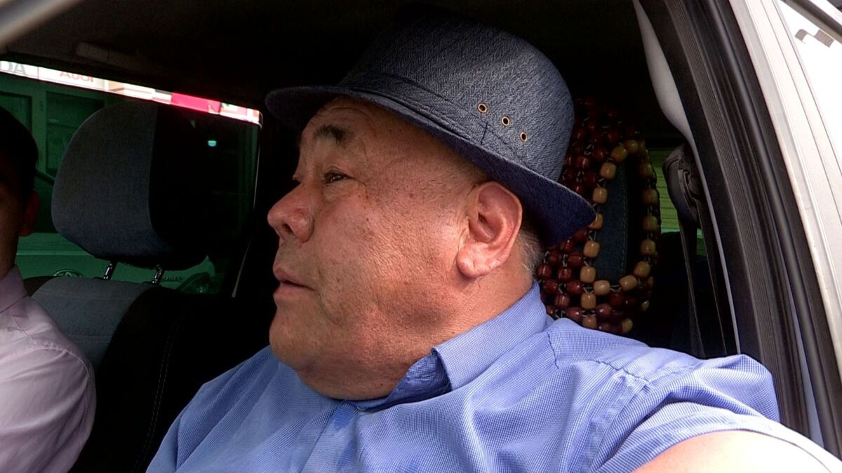 Добрая душа: шымкентский таксист по пятницам подвозит пенсионеров бесплатно
