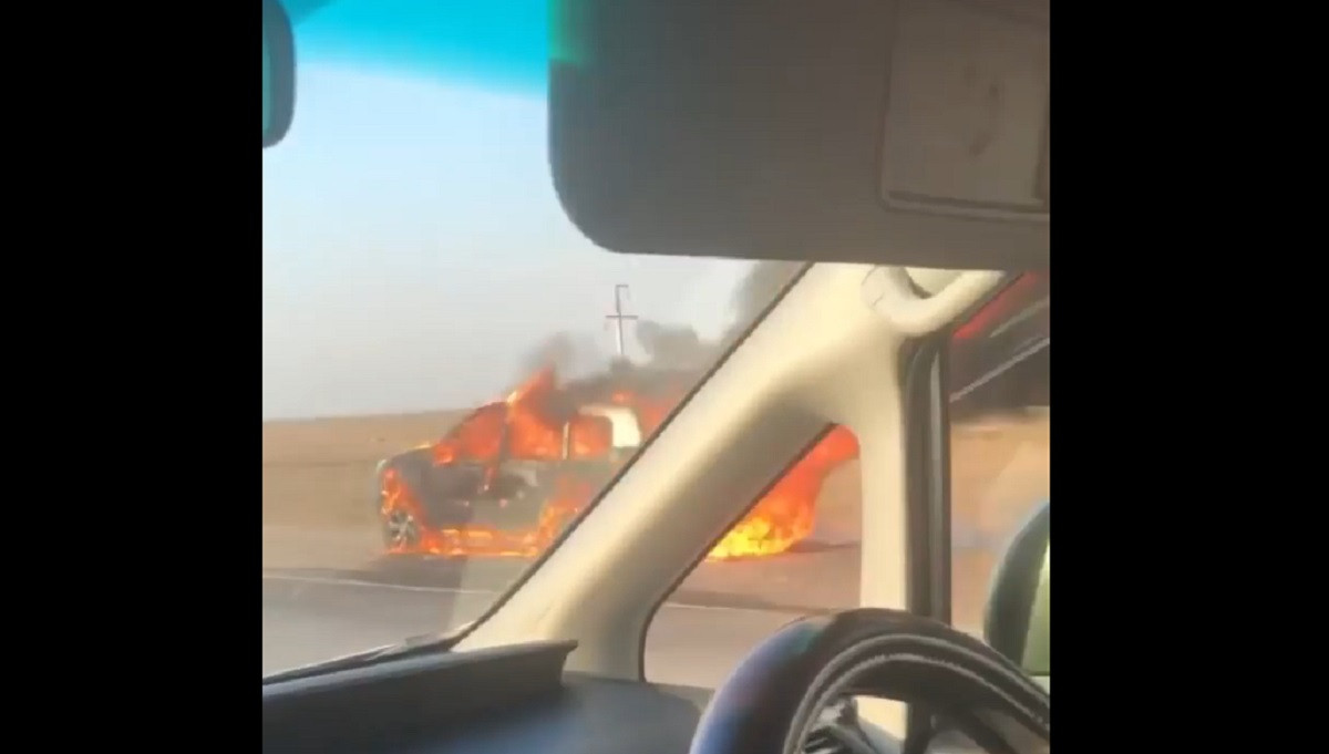 Новый "Ленд Крузер" сгорел на трассе в Павлодарской области - видео