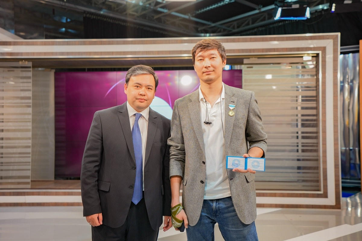 Сотрудников AlmatyTV наградили медалью "Ақпарат саласының үздігі"