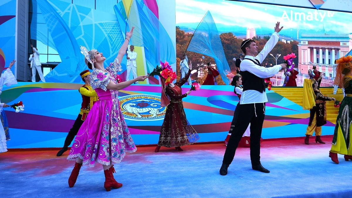 Концерт, гуляния, интернациональный колорит: в Алматы с размахом отмечают День единства народа