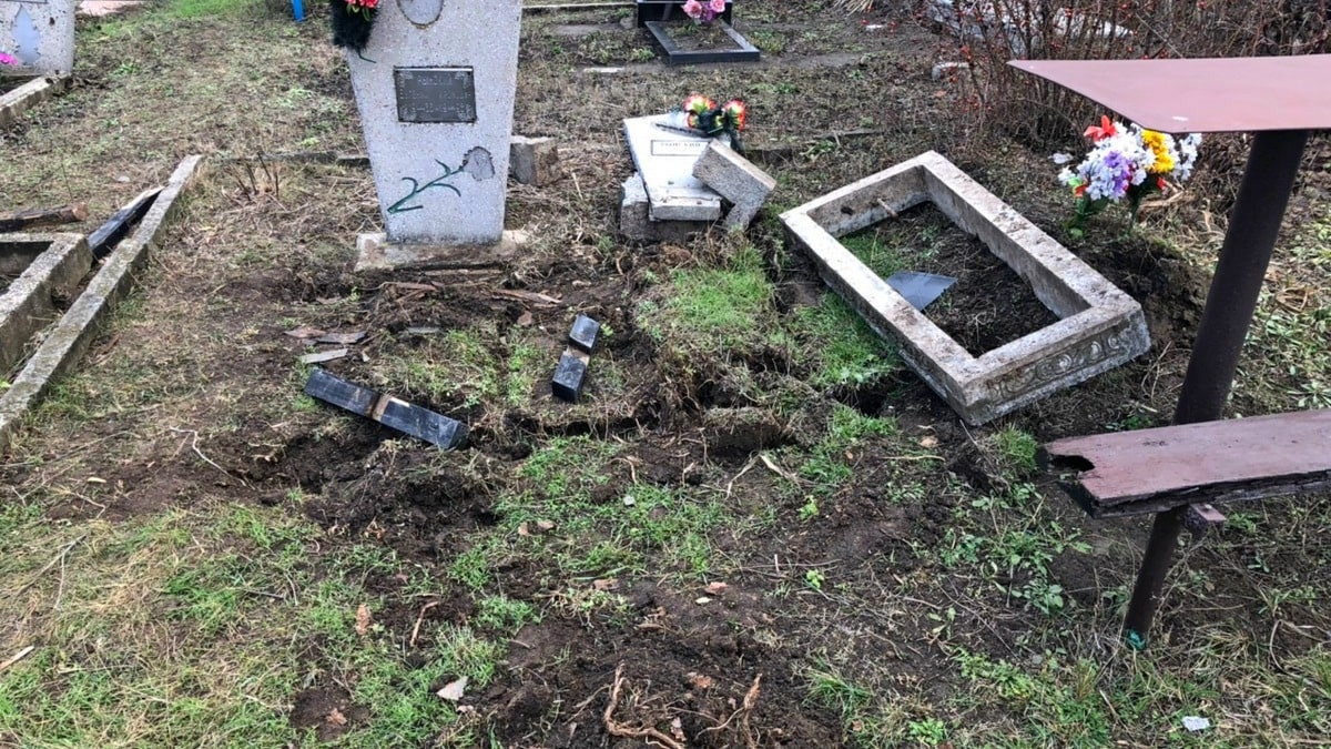 Вандализм: жители Усть-Каменогорска жалуются на разграбление могил на кладбищах
