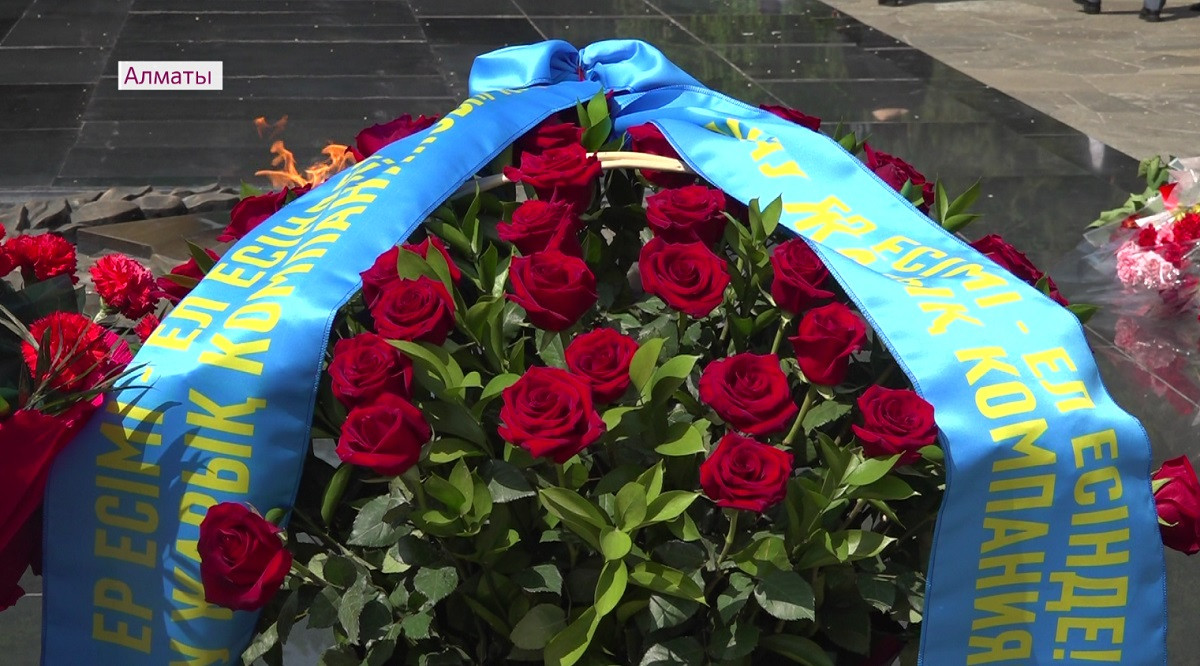Ветераны Войны и алматинские энергетики возложили цветы к Вечному огню
