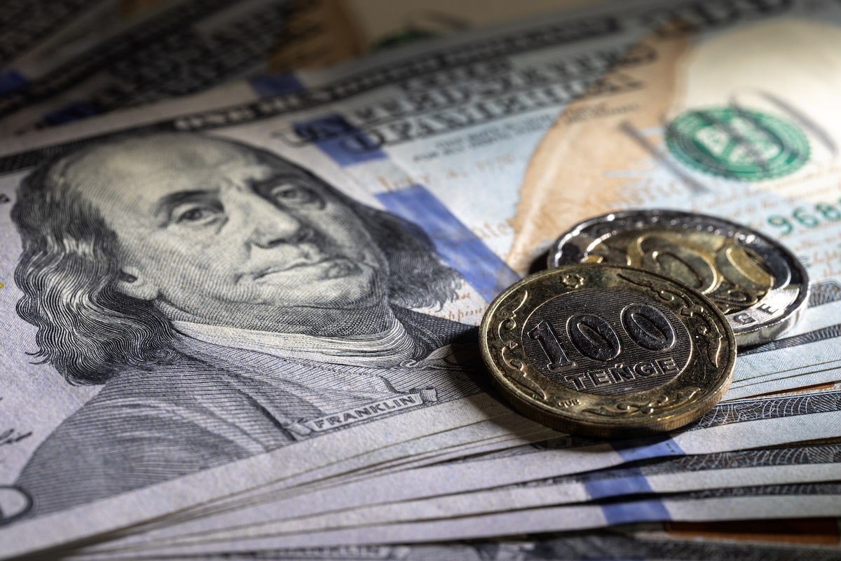За сколько продают доллары в обменниках Алматы 7 мая 