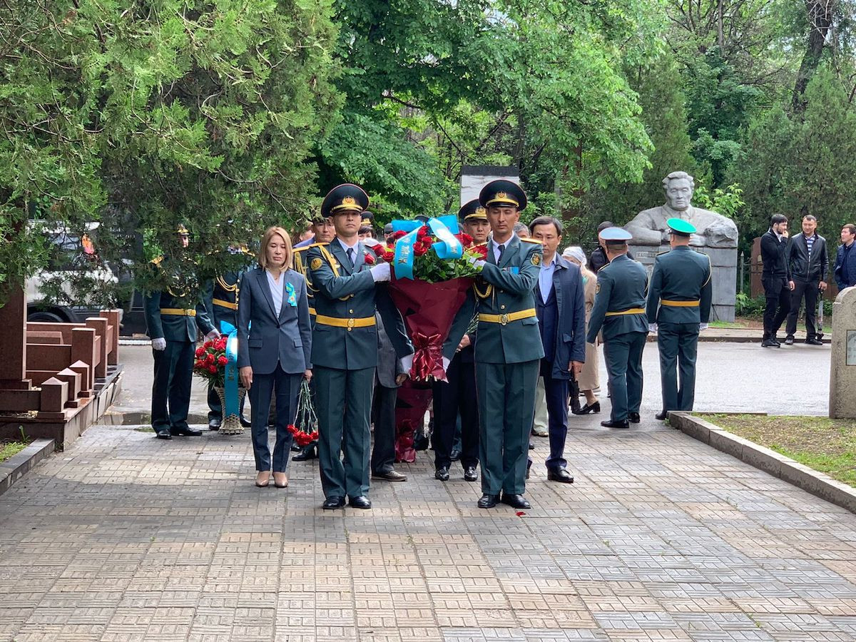 В Алматы возложили цветы к памятнику Неизвестному Солдату 