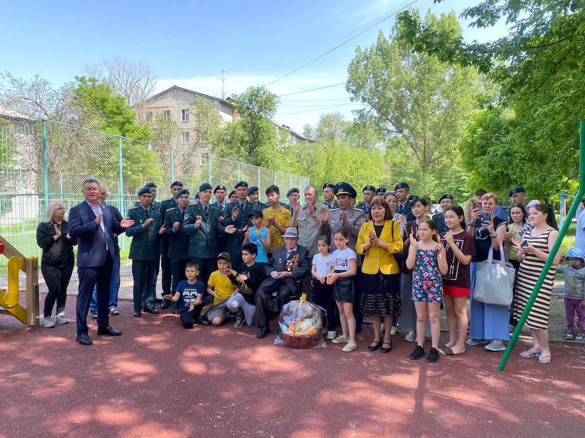 Ветеранам Алматы подарили праздничное настроение в преддверии Дня Победы