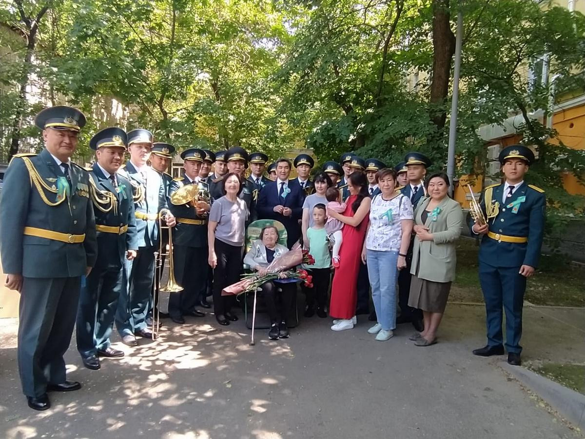 Праздничное настроение ко Дню Победы подарили ветеранам Алмалинского района