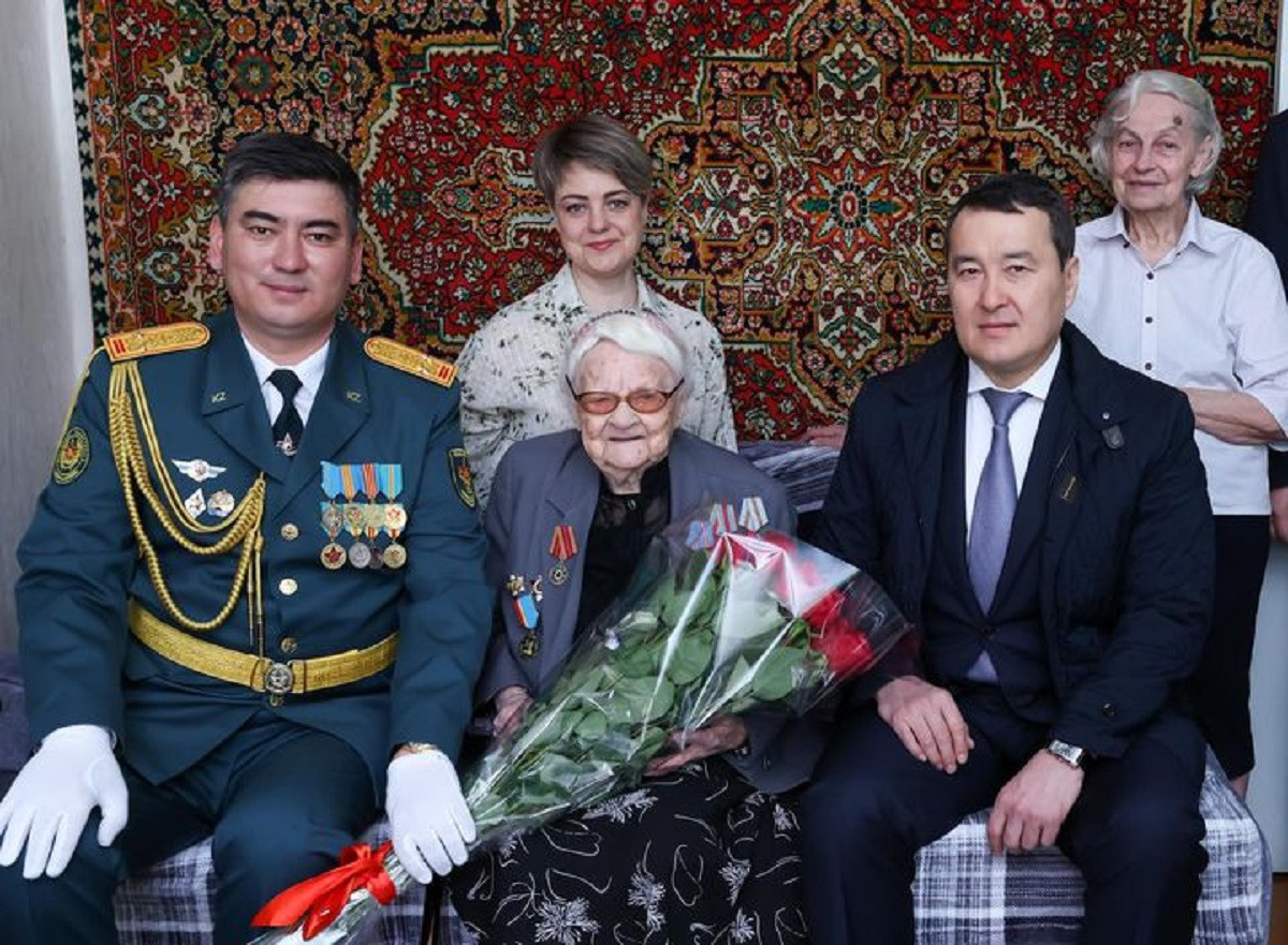 Премьер-министр навестил ветерана и поздравил соотечественников с Днем Победы 