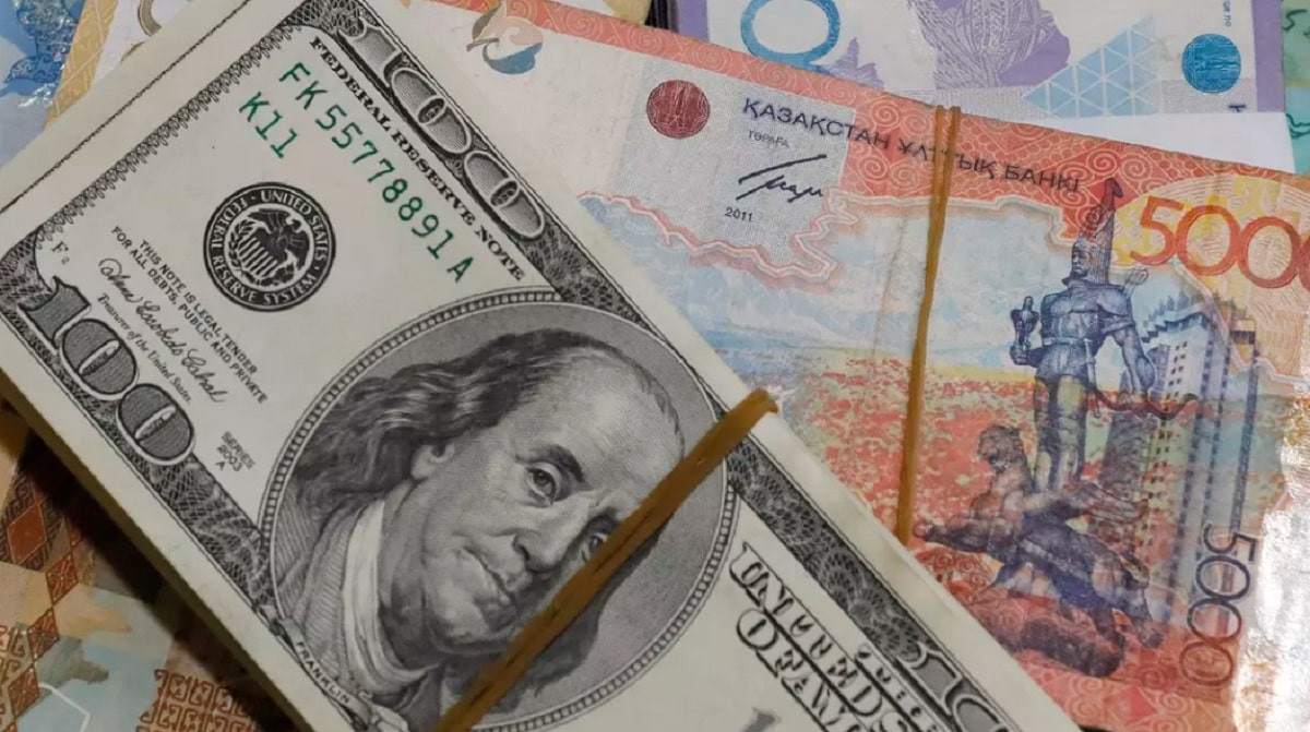 За сколько продают доллары в обменниках Алматы 9 мая