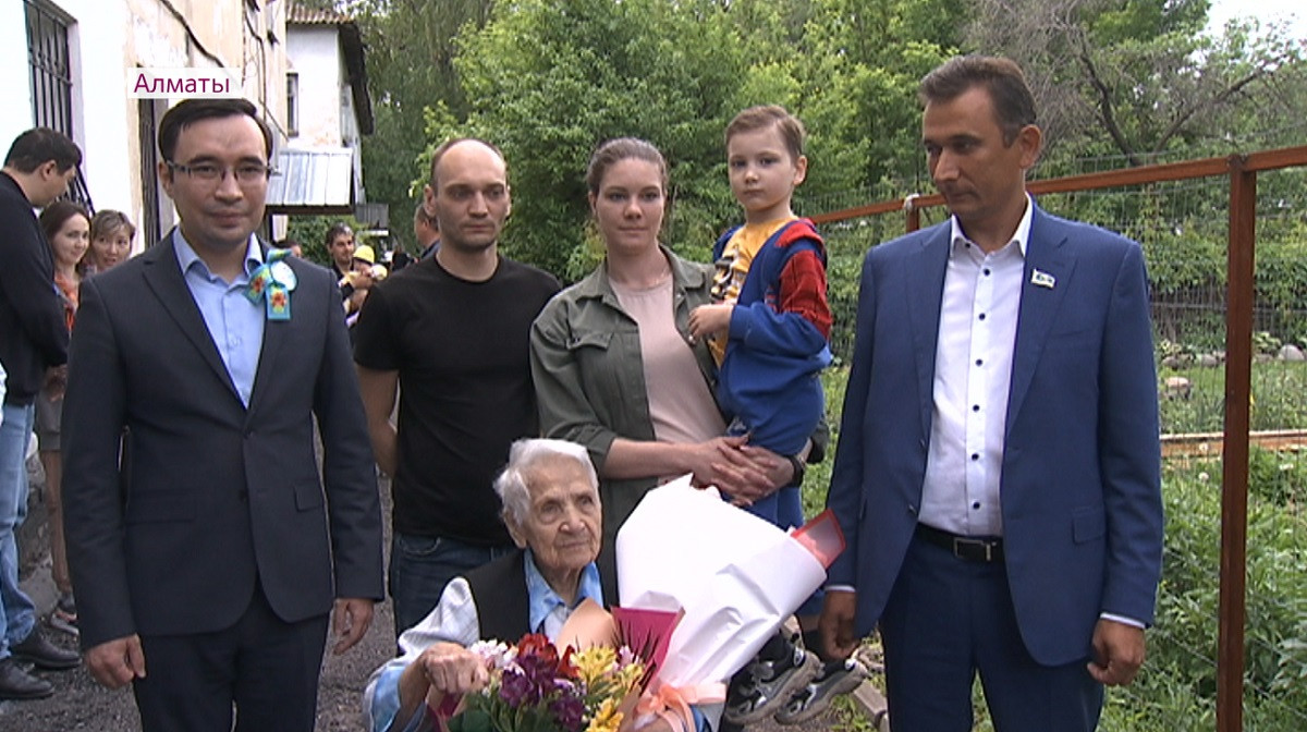 День Победы: в Турксибском районе Алматы поздравили 99-летнего ветерана 