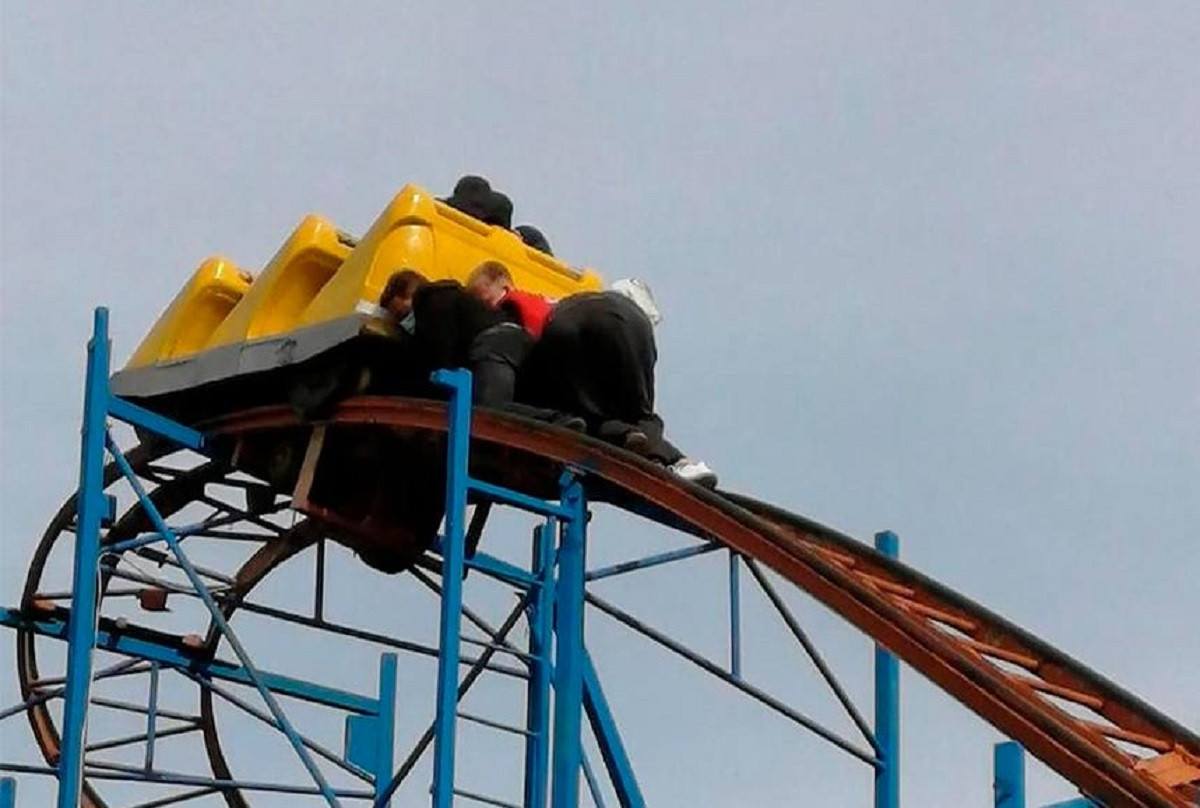 Аттракцион. Инцидент в парке караганды. Драка в караганде. Инцидент в парке караганды. Караганда парк.