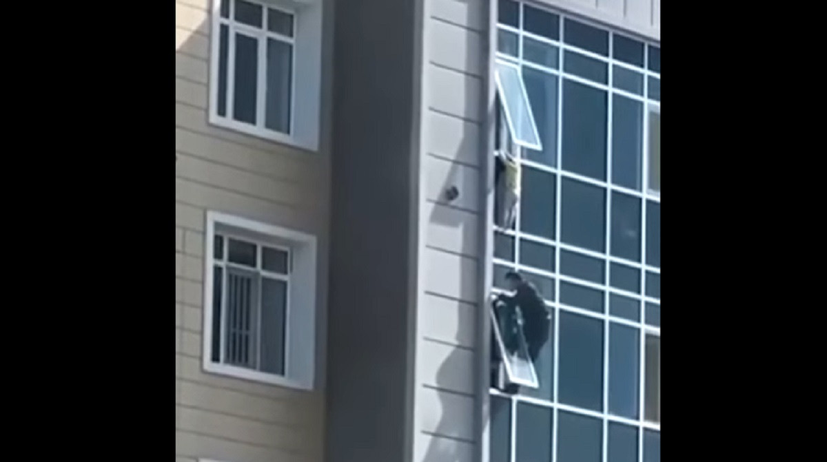 Сосед поймал повисшего на окне многоэтажки малолетнего ребенка в столице 