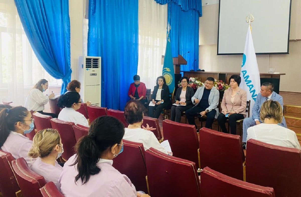 Референдум-2022: мажилисмены встретились с коллективом поликлиники в Алматы 