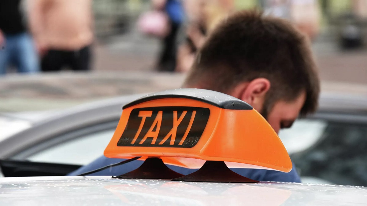 Нұр-Сұлтанда такси жүргізуші жолаушыны соққыға жығып, тонап кетті