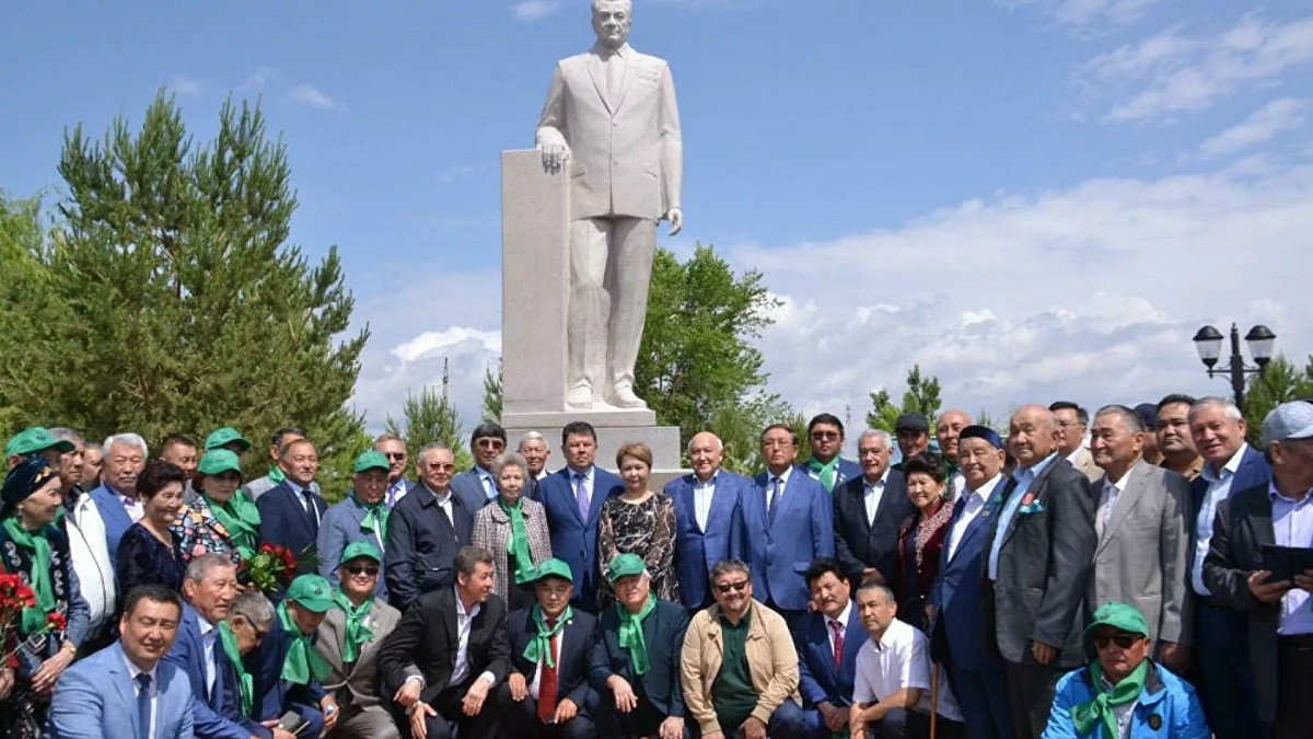 Памятник Динмухамеду Кунаеву открыли на родине его предков в Алматинской области