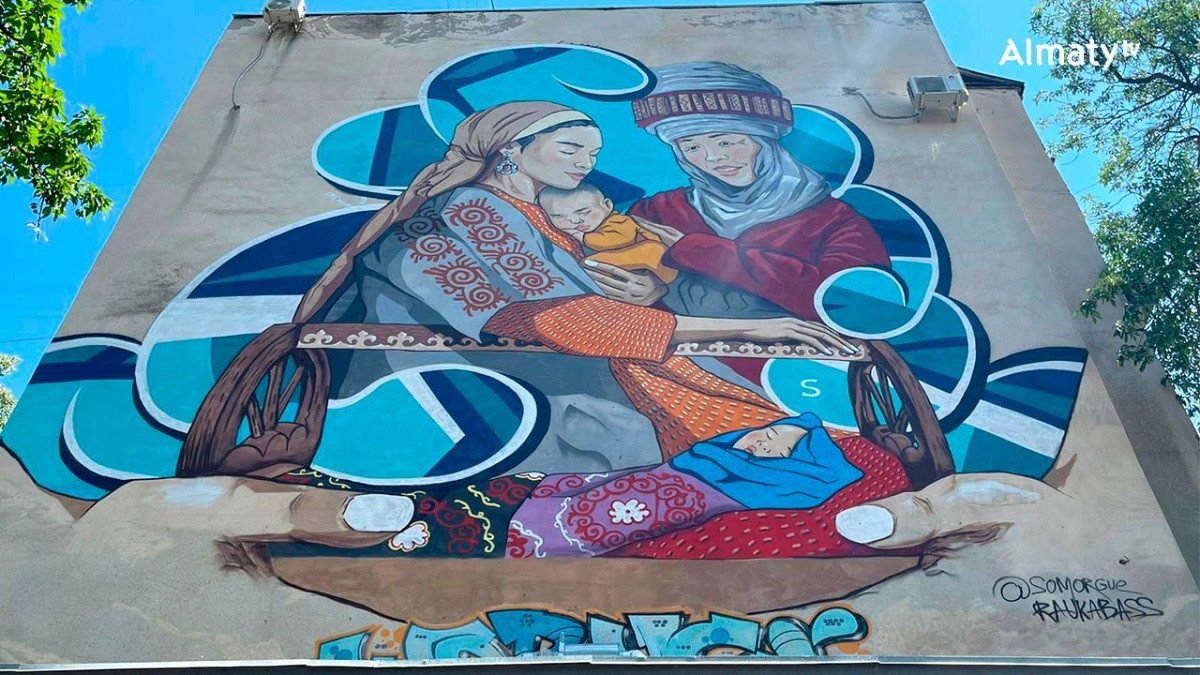 Новый мурал, посвященный матерям Казахстана, украсил фасад дома в центре Алматы 