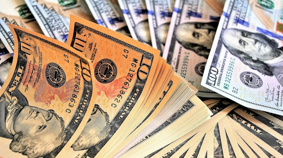 За сколько продают доллары в обменниках Алматы 16 мая 