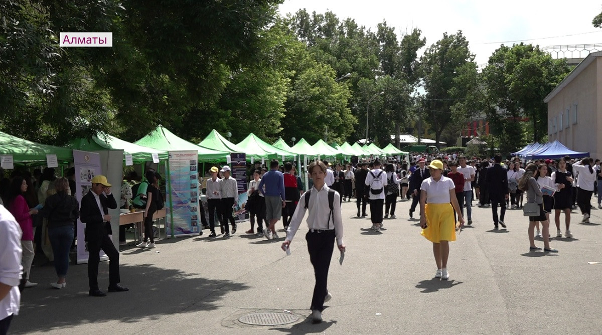 Тысячи школьников Алматы посетили ежегодный фестиваль "Моя будущая профессия"