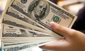 За сколько продают доллары в обменниках Алматы 17 мая 