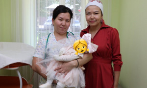 Девочка-богатырь весом 6 килограммов родилась в Алматы 