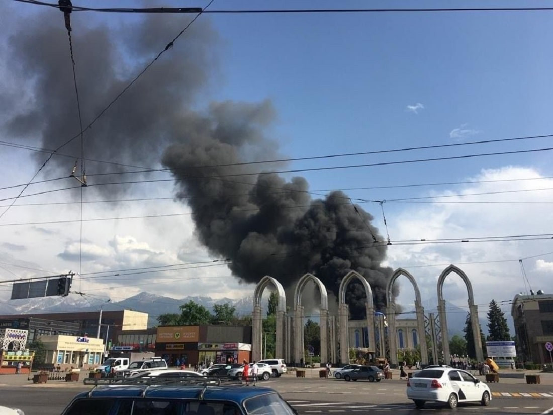 В Алматы крупный пожар на выставочном комплексе "Атакент"