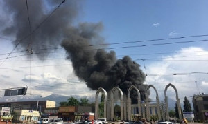 В Алматы крупный пожар на выставочном комплексе "Атакент"