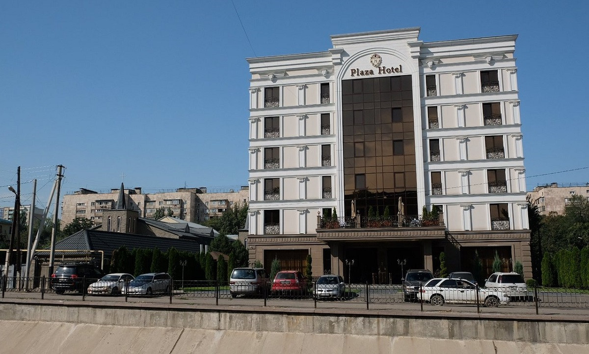 Огонь охватил гостиницу в центре Алматы - спасены 57 человек  