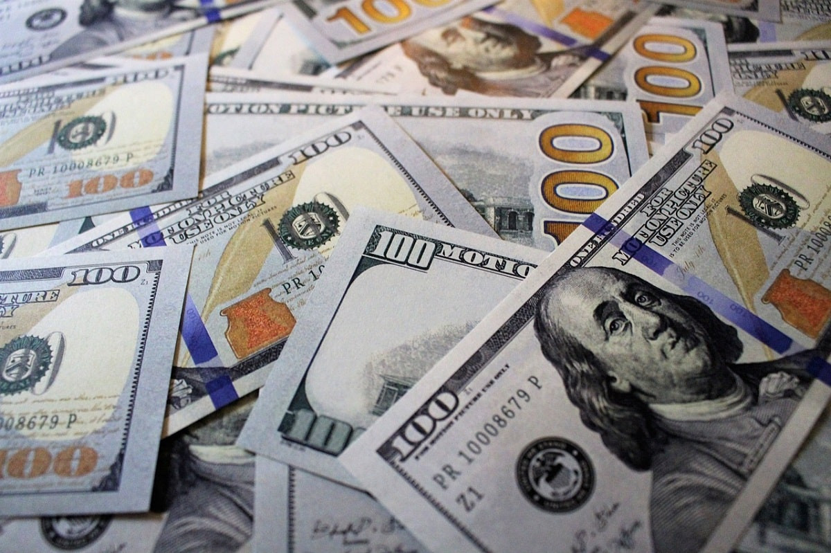 За сколько продают доллары в обменниках Алматы 24 мая 