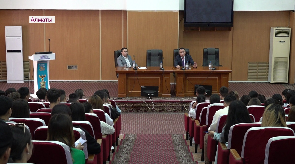 Журналисты и ученые разъяснили вопросы по референдуму студентам Алматы 