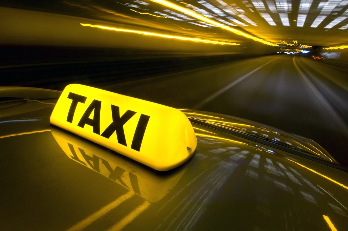Операторов такси обяжут платить налоги за работников в Казахстане