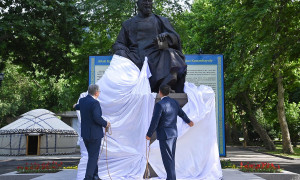 Памятник Абаю Кунанбаеву открылся в Бишкеке