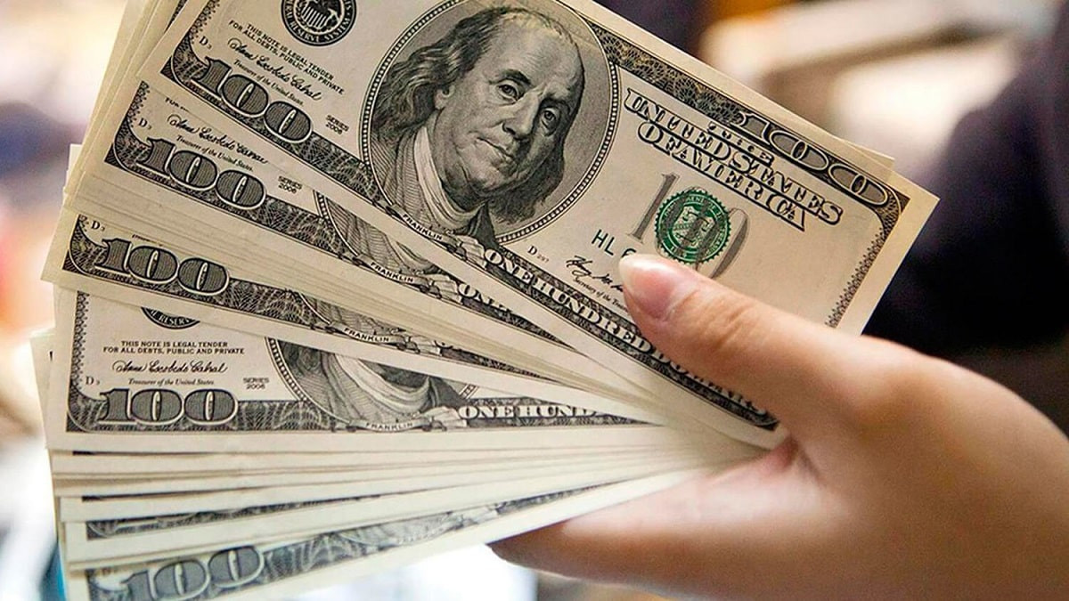 За сколько продают доллары в обменниках Алматы 27 мая 