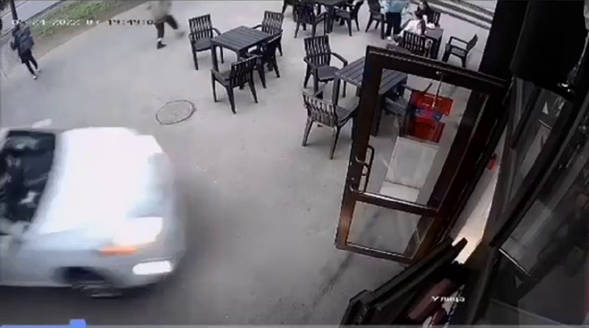Автомобиль въехал на летнюю площадку кафе в Алматы 