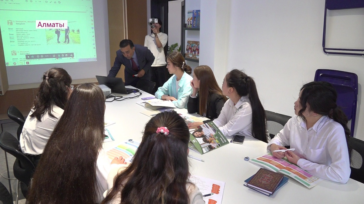 Школьники Алматы смогут бесплатно изучать турецкий язык