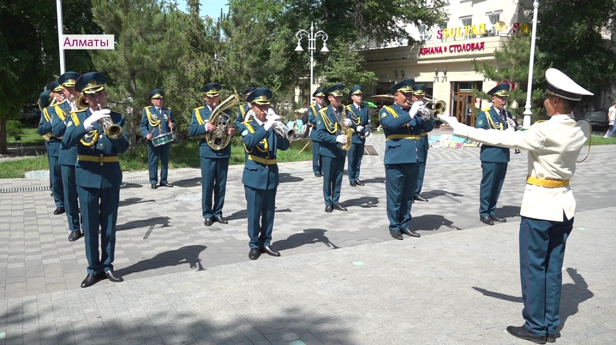 Алматинцев восхитил фестиваль военных оркестров в центре мегаполиса 