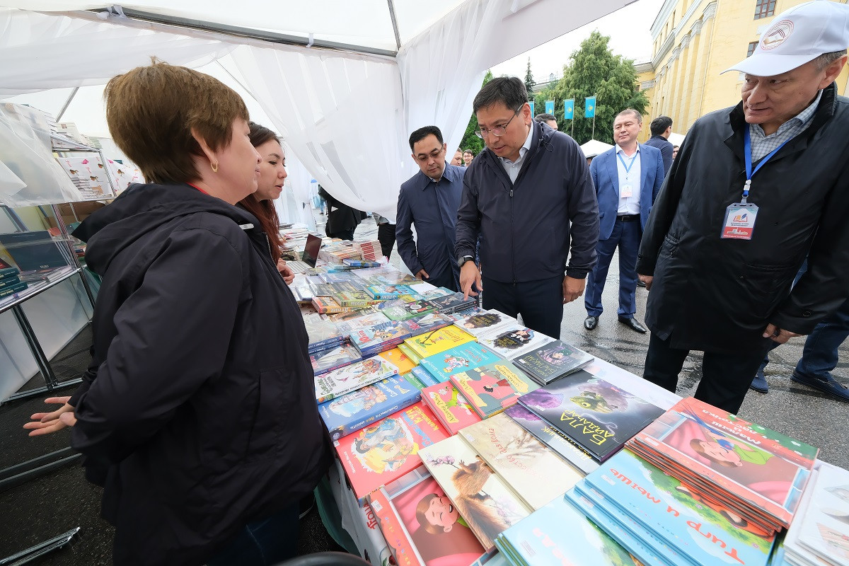 Аким Алматы посетил книжную ярмарку 
