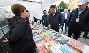 Аким Алматы посетил книжную ярмарку 