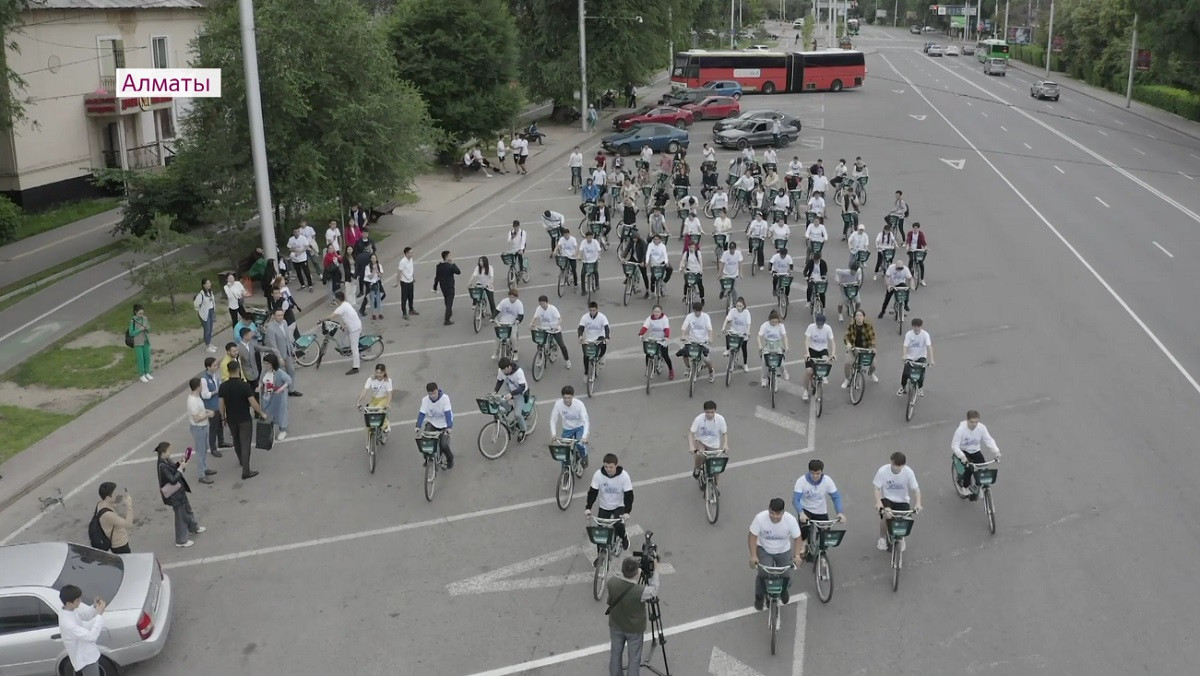 Активисты на велосипедах пригласили алматинцев на референдум 
