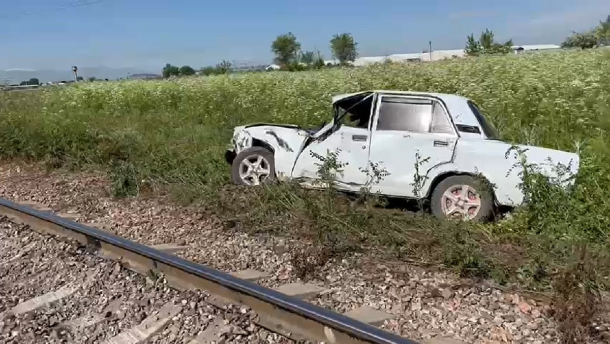 Не уступил дорогу: автомобиль попал под поезд близ Алматы