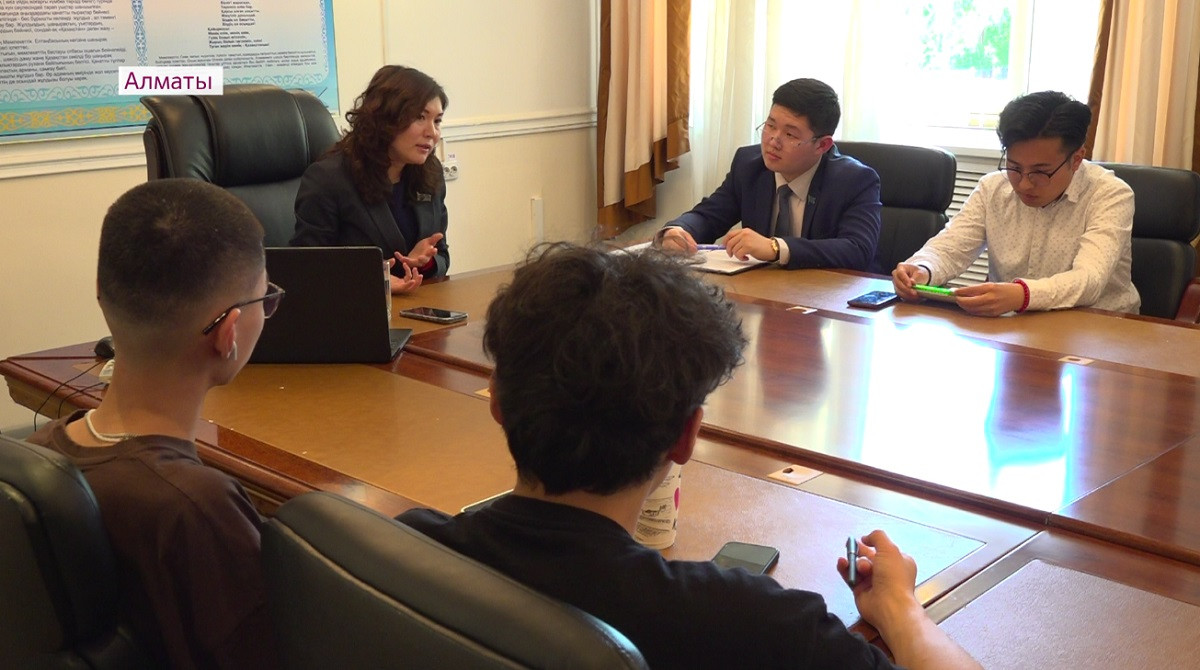 Референдум: в Алматы студенты вместе с депутатами маслихата обсудили поправки в Конституцию 