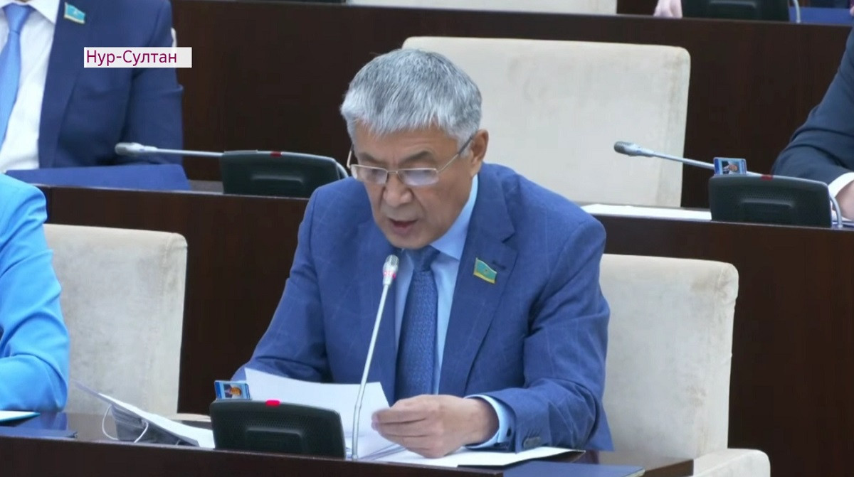 Сенатор раскритиковал ситуацию в сфере образования Казахстана 