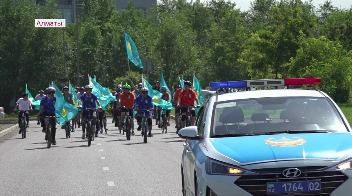 В честь 30-летия государственных символов: массовый велопробег состоялся в Алматы 