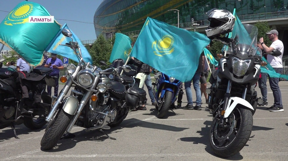 Государственным символам - 30 лет: в Алматы состоялся торжественный мотопробег байкеров 