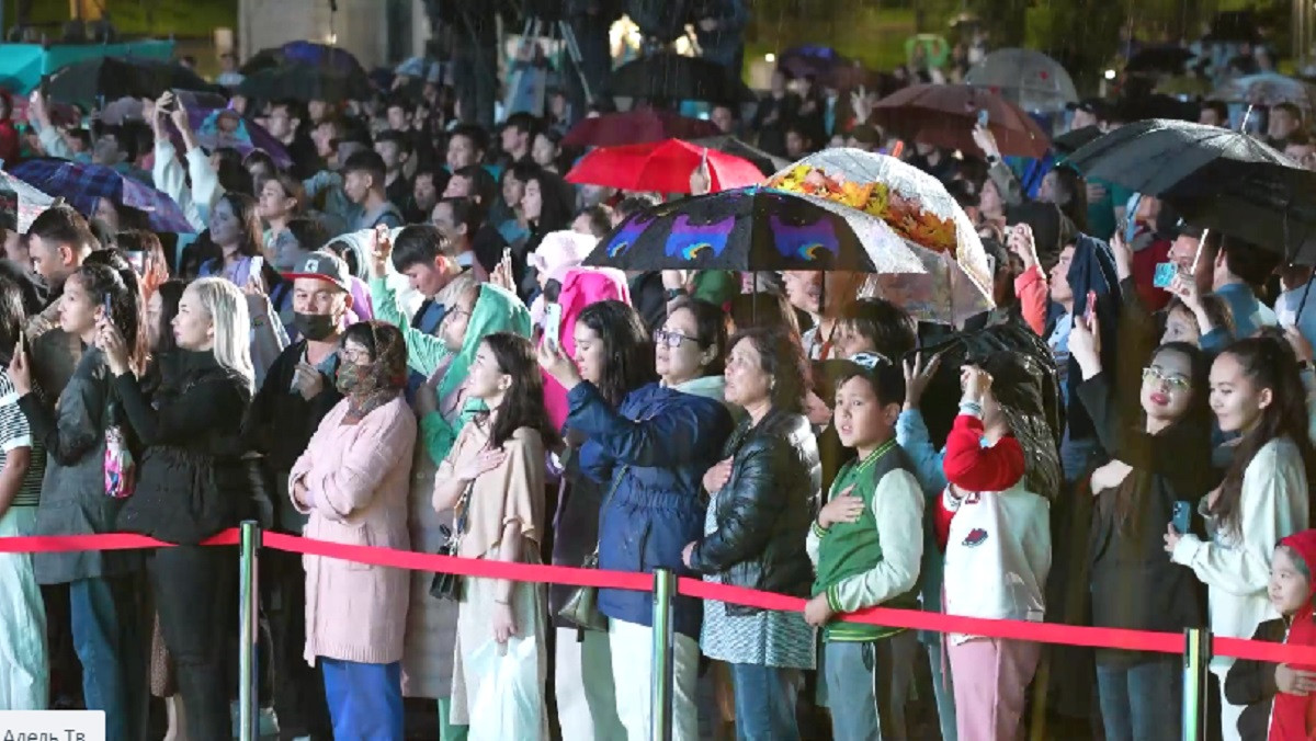 Атмосфера праздника: тысячи алматинцев исполнили гимн под дождем