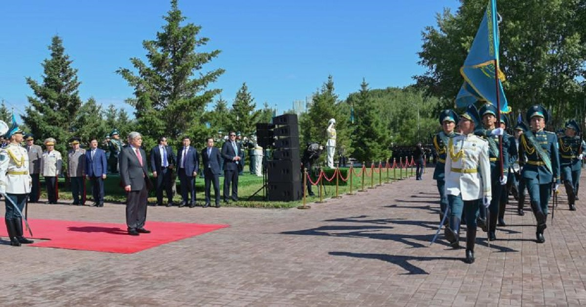 Касым-Жомарт Токаев принял участие в церемонии поднятия Государственного флага