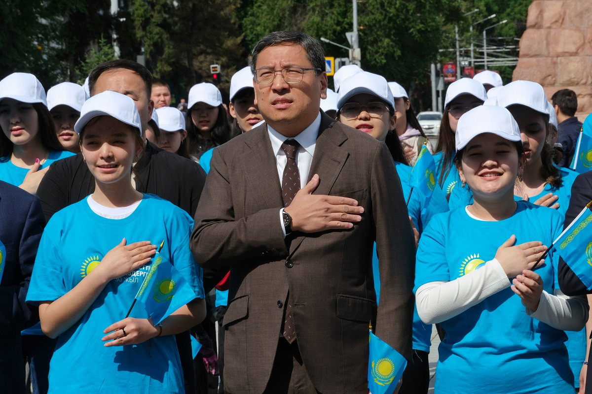 Аким Алматы исполнил государственный гимн вместе с жителями города