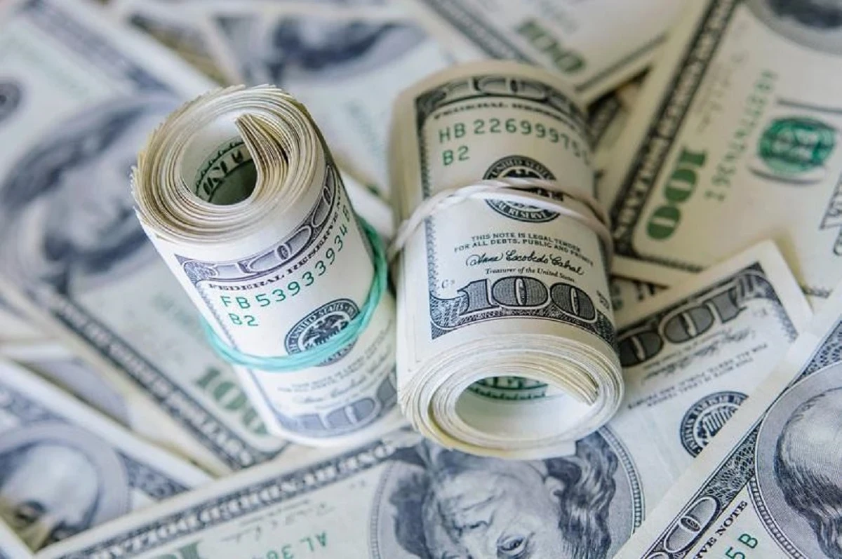 За сколько продают доллары в обменниках Алматы 4 июня