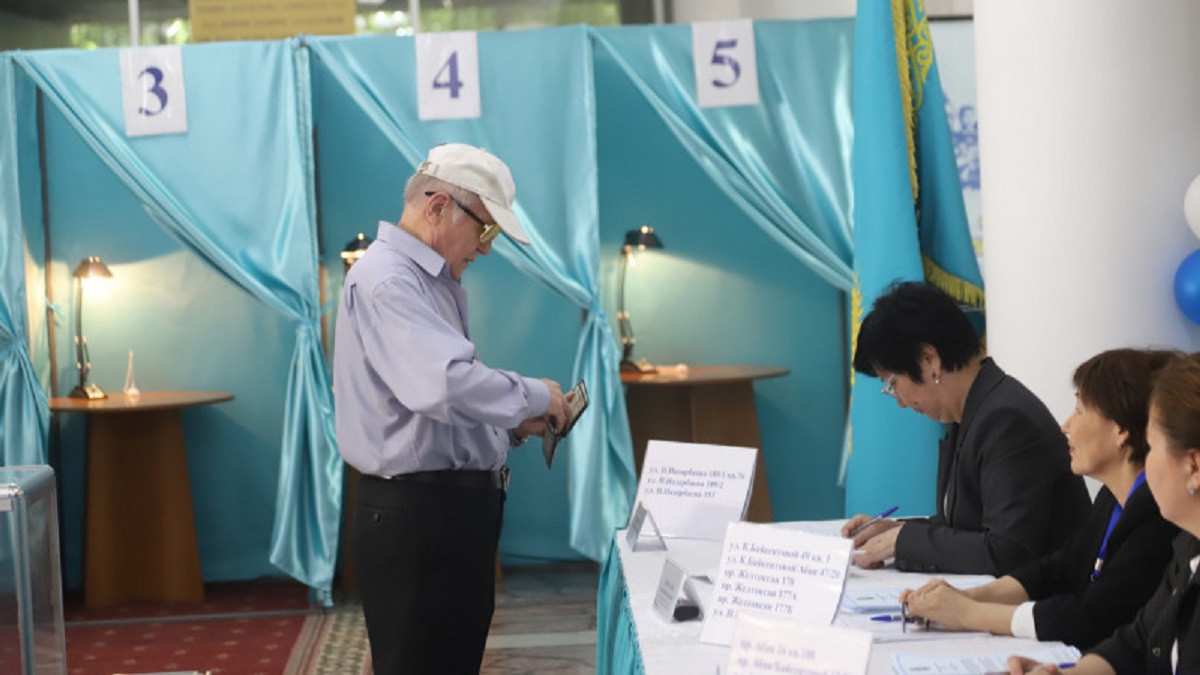 Однокурсники встретились спустя 50 лет, чтобы проголосовать на референдуме в Алматы