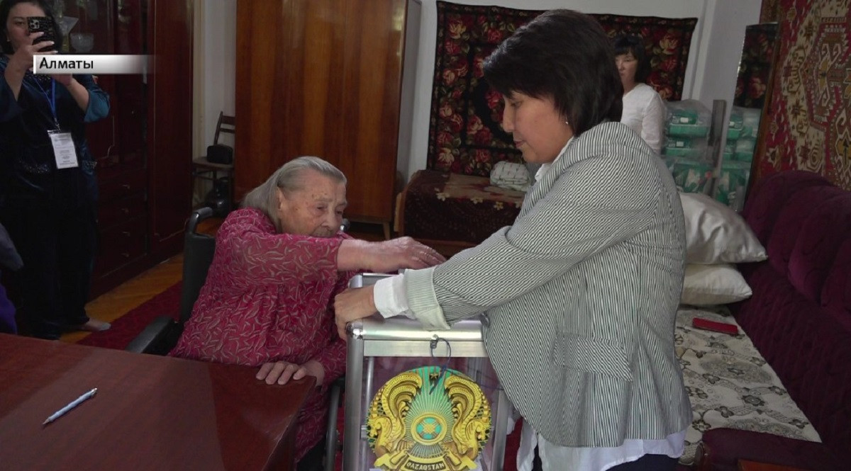 Голосование на дому: в Алматы ветераны и люди с инвалидностью смогли принять участие в референдуме 