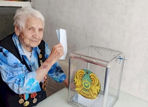 Столетняя алматинка проголосовала на референдуме 